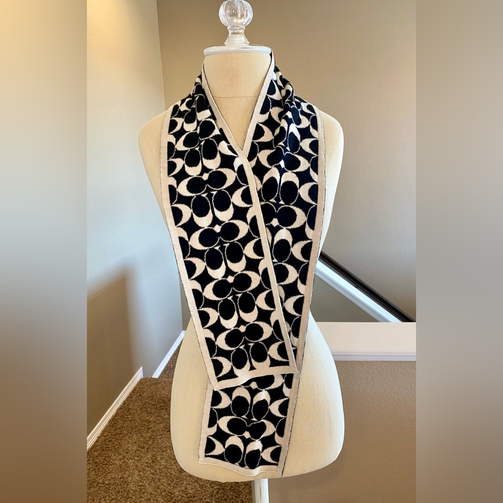 Coach Scarf 🧣 Like New - Picture 2 of 4